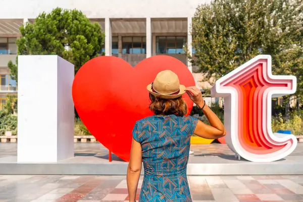 티라나의 스칸데르베그 광장에서 티라나 조각을 사랑하는 관광객이 반영했다 알바니아 — 스톡 사진