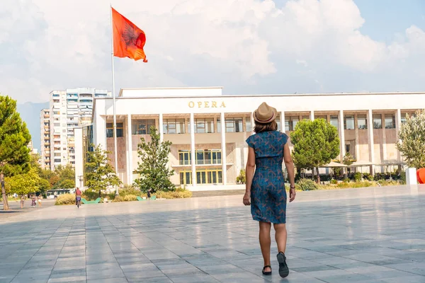 Uma Turista Entrada Palácio Cultura Ópera Praça Skanderbeg Tirana Albânia — Fotografia de Stock