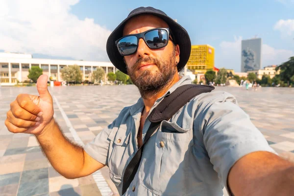 Selfie Turisti Mies Skanderbeg Aukiolla Tiranassa Albania — kuvapankkivalokuva