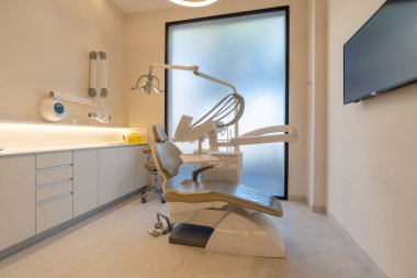 Modern bir diş kliniğinin tesislerinde hiç kimsenin olmadığı iç mekan.