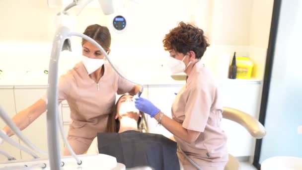 Technik Vyšetřující Ústa Ženy Ležící Židli Zubní Klinice — Stock video