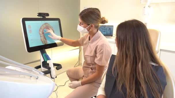 Dentista Usando Tecnologia Moderna Para Explicar Procedimento Odontológico Para Paciente — Vídeo de Stock