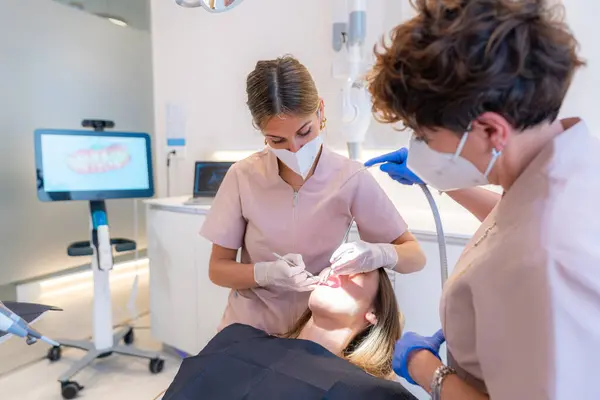 Dentista Examinando Dentes Uma Mulher Reclinada Cadeira Uma Clínica Odontológica — Fotografia de Stock