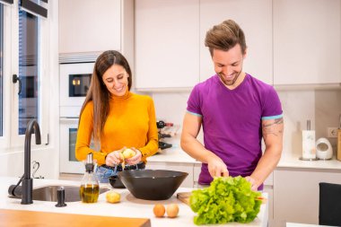 Evde birlikte salata hazırlayan bir Ccuple 'ın ön görüntüsü.