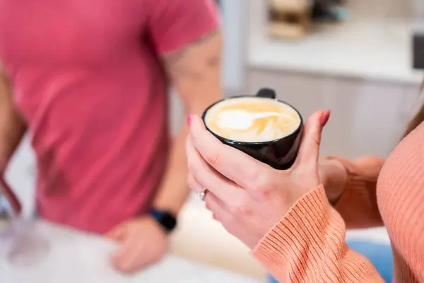 Zbliżenie Rąk Kobiety Gorącą Świeżo Parzoną Kawą Domu — Zdjęcie stockowe