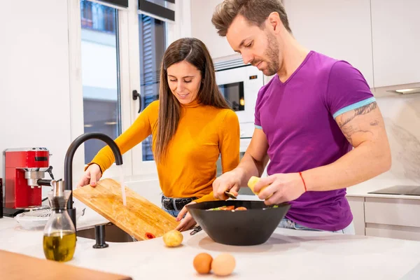 Newlywed Couple Cooking Together Kitchen Home — Stock Photo, Image