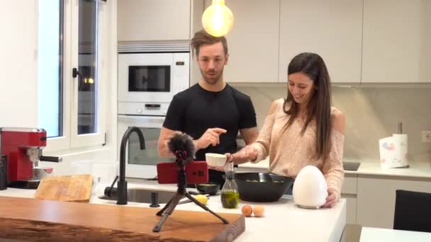 Zespół Vloggerów Machających Przed Kamerą Podczas Gotowania Wideo Domowej Kuchni — Wideo stockowe