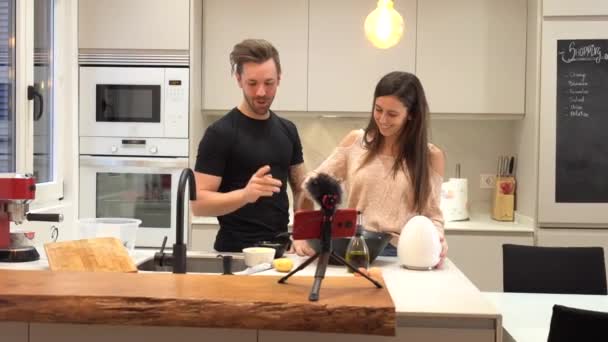 Casal Comida Vlogger Fazendo Vídeo Enquanto Prepara Legumes Cozinha — Vídeo de Stock