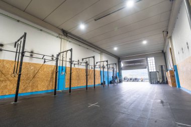 Çapraz eğitim etkinliği için büyük bir spor salonunun boş alanı