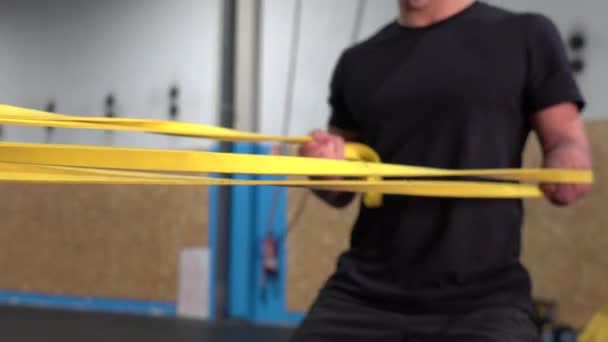 无法辨认的运动健将 手臂被截断 在健身房接受训练 — 图库视频影像