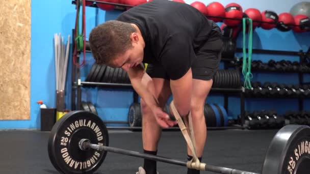 Unbekannter Behinderter Mann Beim Gewichtheben Turnhalle — Stockvideo
