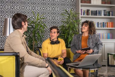 Gayri resmi giyinmiş genç iş adamları bir otelde buluşuyorlar.