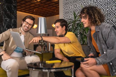 Lüks bir otel salonu üzerinden ağ kuran çeşitli iş adamları