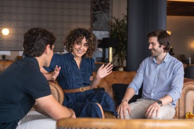 Oteldeki bir toplantı sırasında günlük giysiler içinde iş adamları.