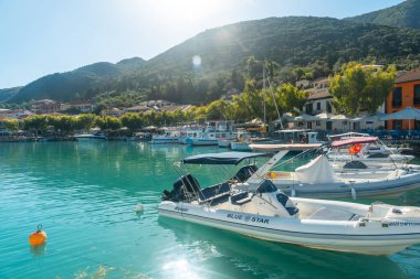 Vasiliki şehrinde Lefkada adasının güneyindeki turkuaz deniz manzarası. Yunanistan