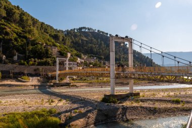 Arnavutluk 'un tarihi Berat kentinin güzel köprüsü, UNESCO' nun Dünya Mirası Alanı, tarihi şehir, binlerce pencereli şehir