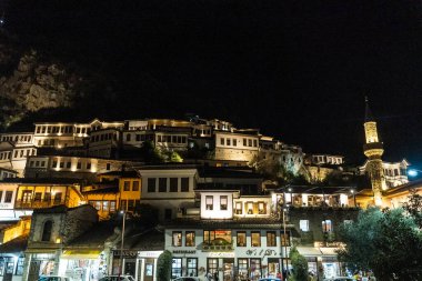 Arnavutluk 'un tarihi Berat kenti, binlerce pencereli UNESCO' nun ayrıntılı ayrıntıları