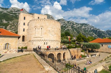 Kruje Kalesi 'ni ve surları olan kalesini ziyaret eden turistler. Arnavutluk