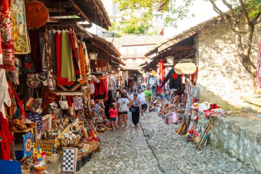 Kruje Kalesi 'nin hediyelik eşya dükkanları ve duvarları olan kalesi. Arnavutluk