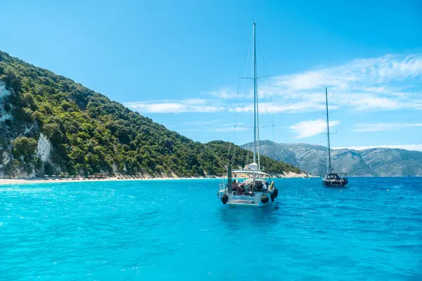 位于希腊地中海爱奥尼亚海的伊萨卡岛或伊萨卡岛的吉达基海滩的豪华游艇 — 图库照片