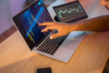 Tanınmayan bir iş adamının bilgisayarda borsa verilerini kontrol ederken çekilmiş fotoğrafı.