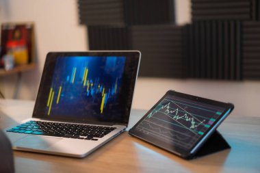 Kripto üzerinden yapılan yatırım bilgileriyle dolu bir dizüstü bilgisayarı olan ev ofisi.