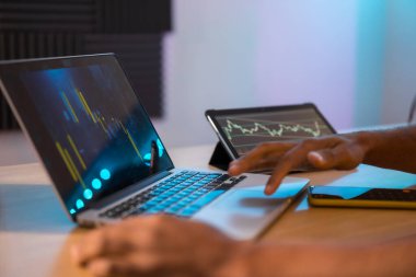 Ofisinde tek başına çalışan bir iş adamının yakın çekimi.