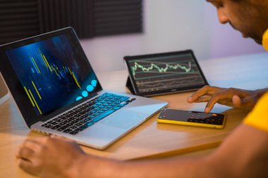 Evden uzakta çalışmak için bilgisayar ve elektronik aygıtlar kullanan tüccar