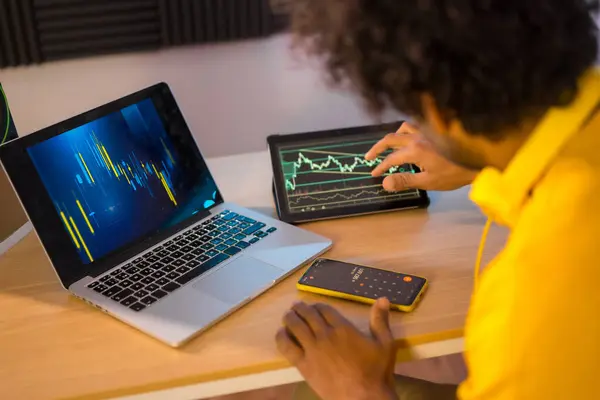 Gizli para biriminde çalışan tanınmayan bir iş adamının arka görüntüsü.