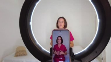 Evden beslenme dersi alan bir kadın doktora odaklı yatay video.