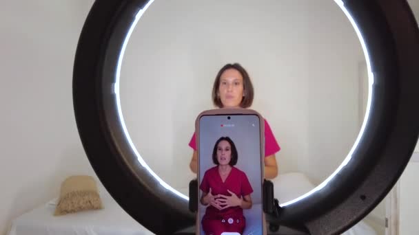 Horisontell Video Med Fokus Kvinnlig Läkare Inspelning Handledning Näring Hemifrån — Stockvideo