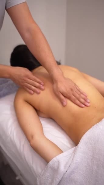 Fysioterapeutisk Massage Till Oigenkännlig Kvinna Som Ligger Bår Rygg Med — Stockvideo