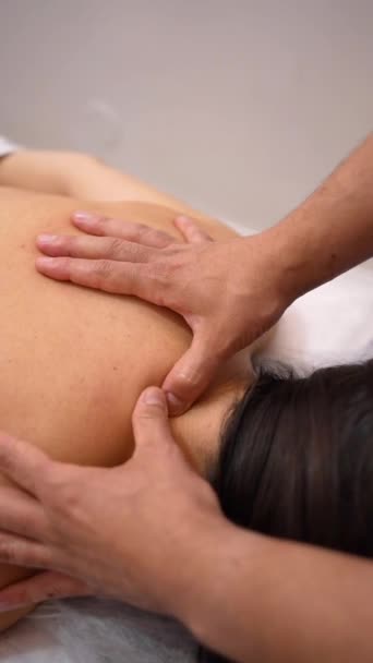 Fysioterapeutisk Massage Till Oigenkännlig Kvinna Liggande Bår Ryggen — Stockvideo