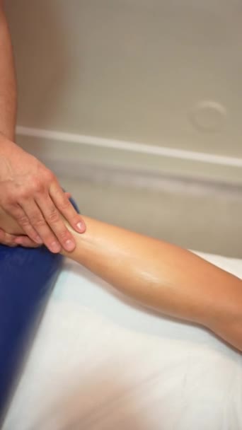 Fyzioterapeutická Masáž Nerozpoznatelné Ženě Ležící Nosítkách Noze — Stock video