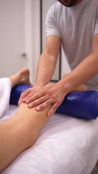 Physiotherapeutic Massage Unrecognizable Woman Lying Stretcher Her Leg — Stock Video