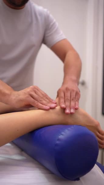 Physiotherapeutische Massage Für Eine Nicht Wiederzuerkennende Frau Die Auf Einer — Stockvideo