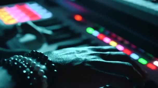 オーディオエンジニアまたはプロデューサーは 音楽を作成するピアノを演奏する青色Ledライトで音楽レコーディングスタジオで働いています サングラス付き黒人アーティストミュージシャン — ストック動画