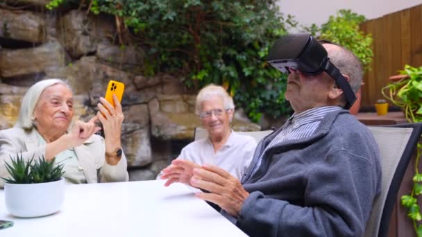 Oudere Man Met Behulp Van Virtual Reality Bril Zitten Tuin — Stockvideo