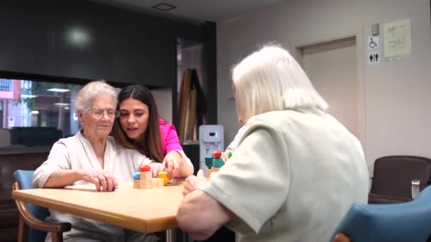 老人ホームシェアリングスキルゲームにおける高齢者と看護師 — ストック動画