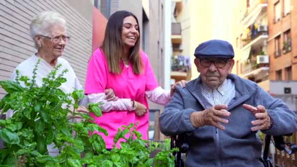 Медсестра Пожилые Люди Городском Саду Гериатрии — стоковое видео
