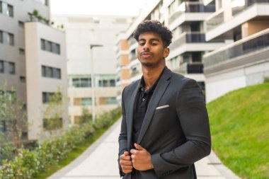 Şehirde kendine güvenen ve zarif genç bir Arap işadamının portresi.