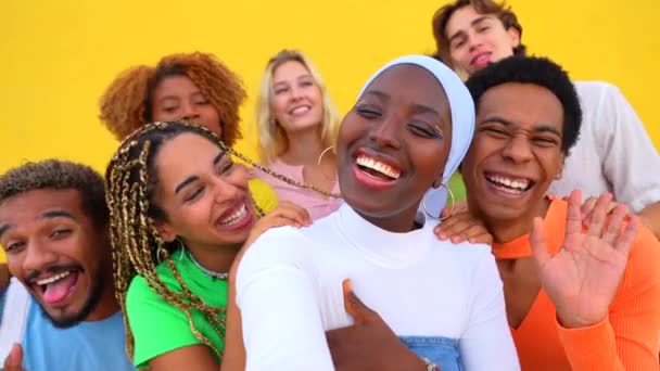 Mujer Africana Tomando Una Selfie Con Diversos Amigos Diferentes Etnias — Vídeos de Stock