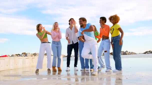 Multietničtí Přátelé Taneční Bitvě Městském Náměstí Tančí Vzájemně Podporují — Stock video