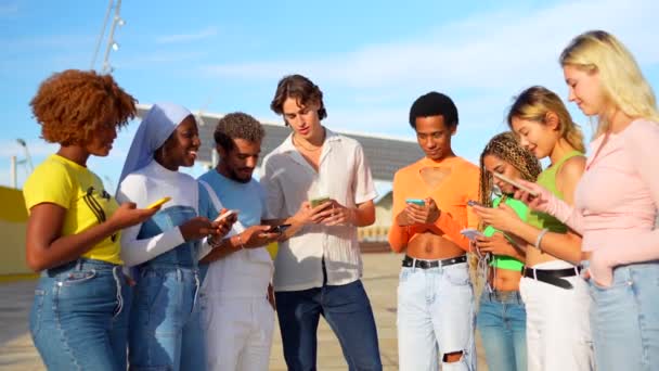 Fyra Olika Vänner Använder Mobiltelefon Tillsammans Sand Chatta Förvånad — Stockvideo
