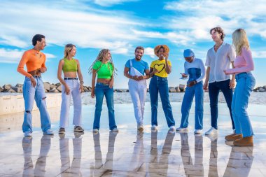 Çok ırklı arkadaş grubu, şehir içinde dans etmeye başlıyor.