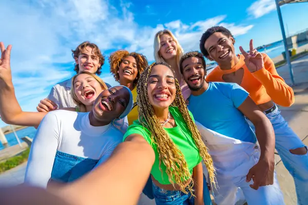 Amici Multietnici Fanno Selfie Sorridono Città Una Giornata Sole Estate — Foto Stock