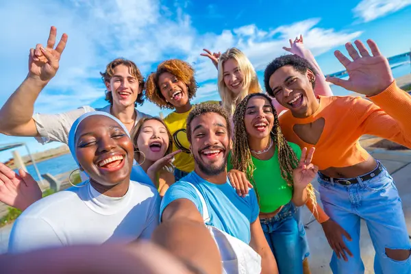 Felice Multirazziale Amici Prendendo Selfie Gesticolando All Aperto — Foto Stock