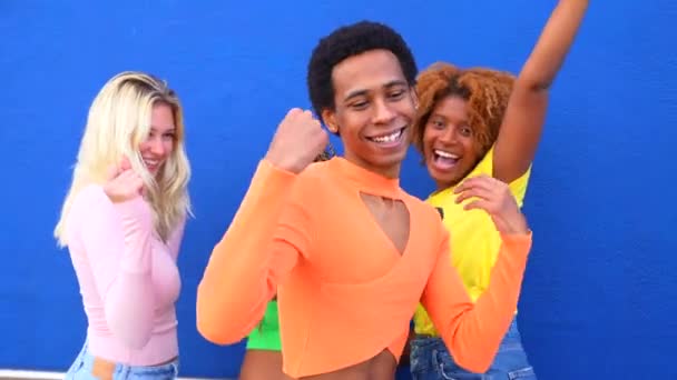 Szczęśliwi Wieloetniczni Ludzie Kolorowymi Ubraniami Tańczący Razem — Wideo stockowe
