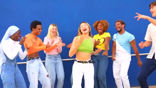 Groep Jongeren Dansend Samen Buiten Een Multicultureel Feest — Stockvideo