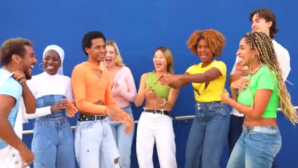 Группа Молодых Людей Танцует Вместе Открытом Воздухе Мультикультурной Вечеринке — стоковое видео